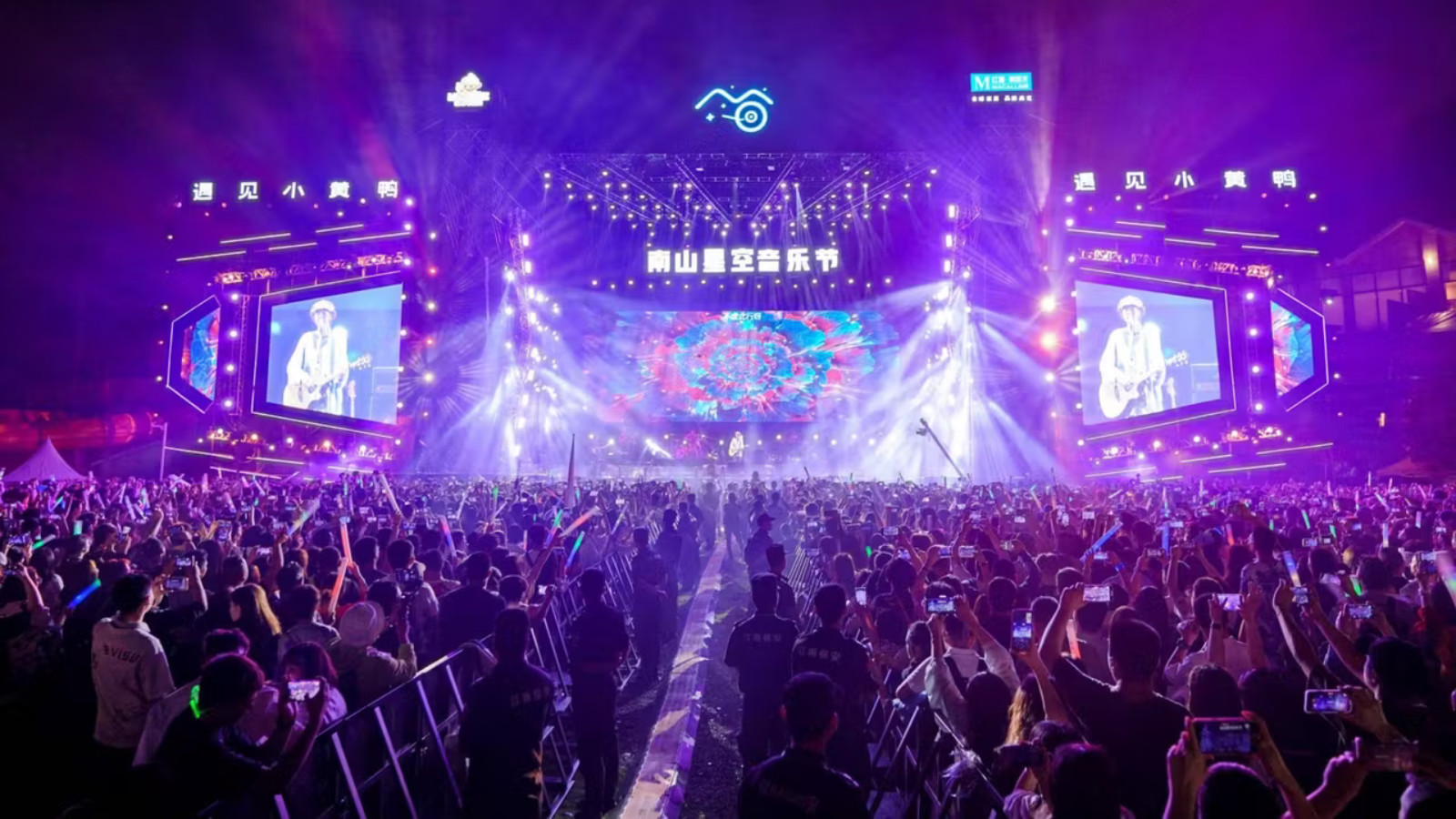 Inculpé pour l’assassinat d’une adolescente, ce célèbre chanteur plaide non coupable