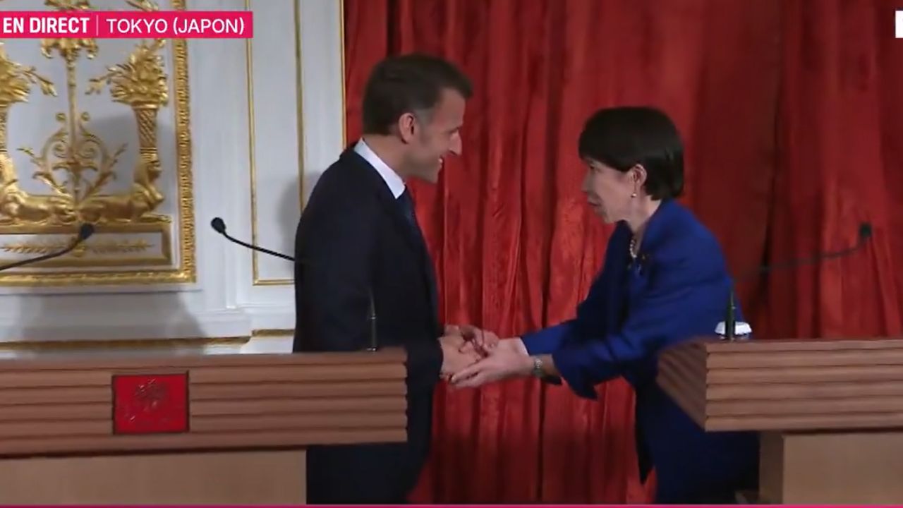Emmanuel Macron au Japon : son geste surprenant face à la Première ministre