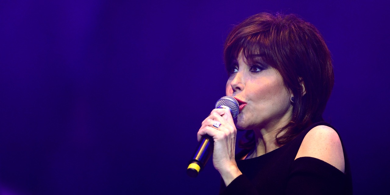 Liane Foly sur sa relation avec André Manoukian : "Ce livre me permet de remettre l'église au centre du village"