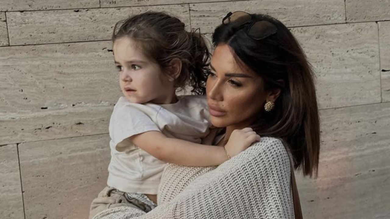 Laura Lempika annonce prendre une décision radicale pour préserver son fils : "Il grandit..."