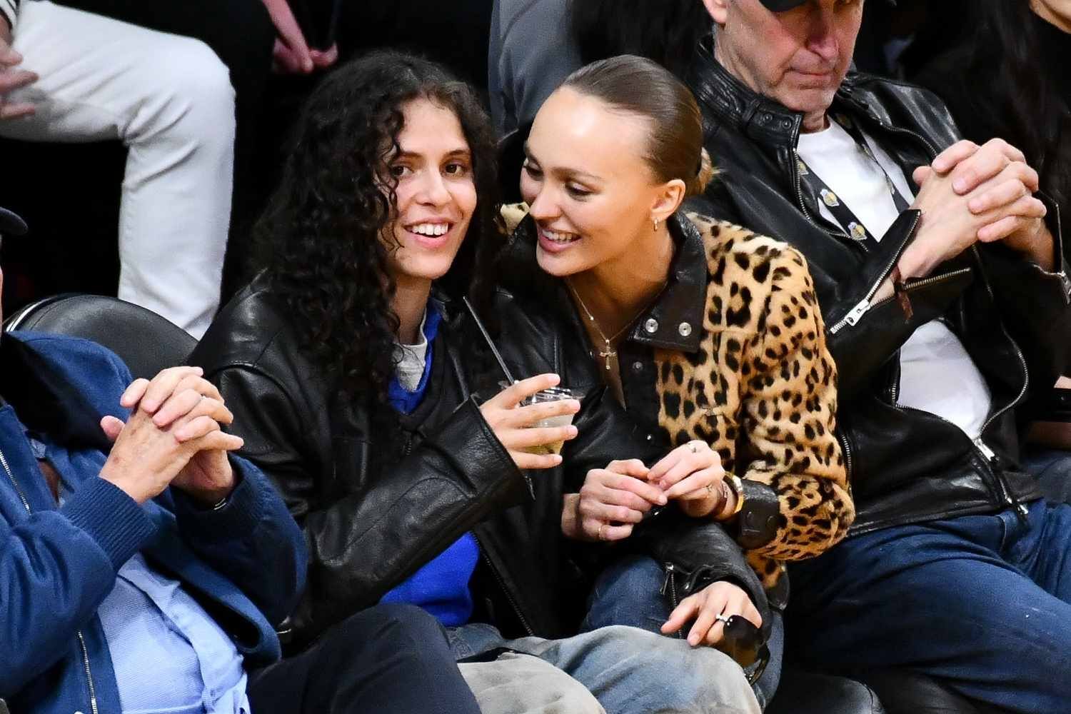 Lily-Rose Depp : sa chérie 070 Shake s’invite dans un projet très attendu qui enflamme la Toile