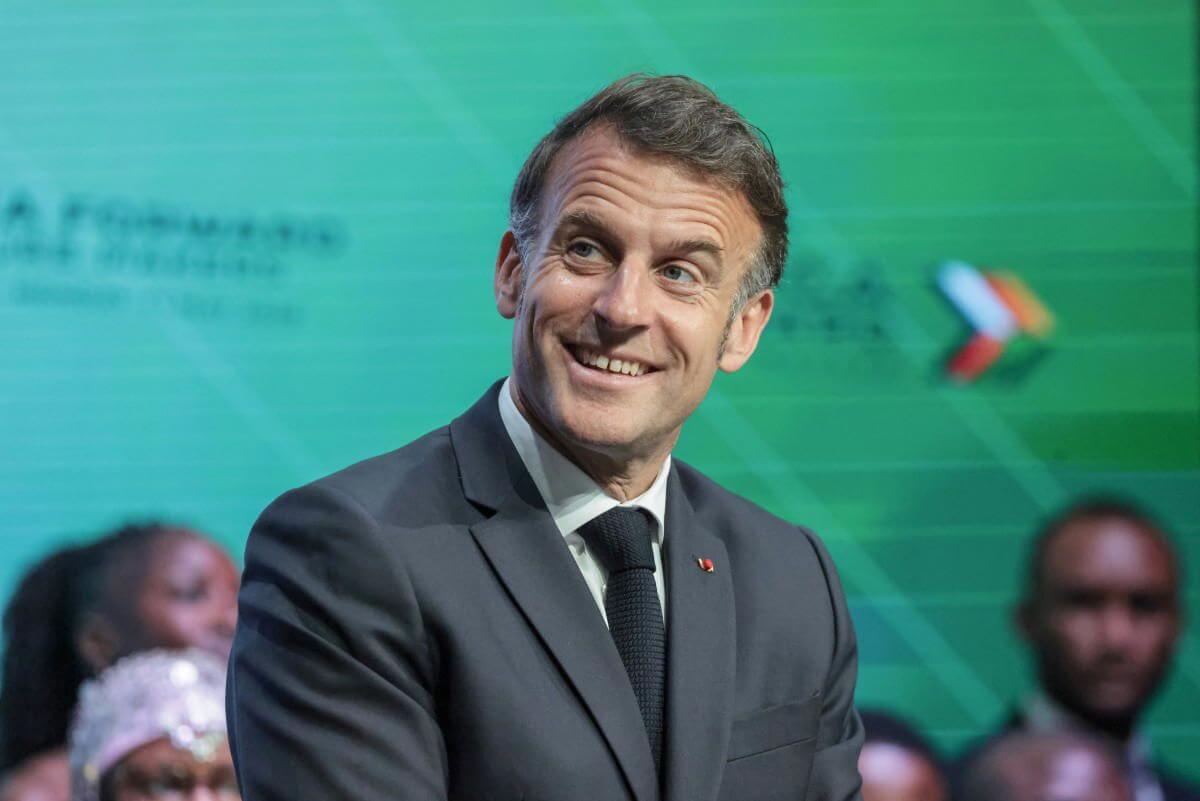 Emmanuel Macron apparaît plus détendu au Kenya et surprend tout le monde avec ses pas de danse