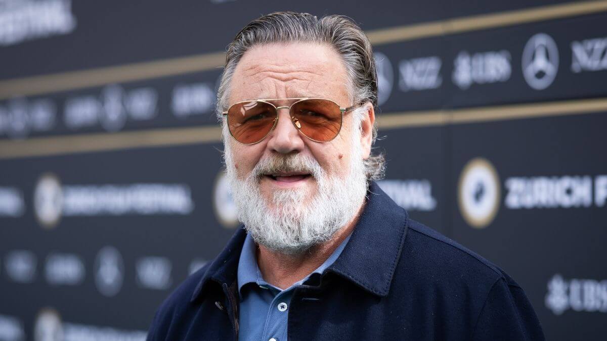 Russell Crowe accusé d'avoir perdu son sang-froid face à des fans, il réagit : "C’est quoi votre problème ?"