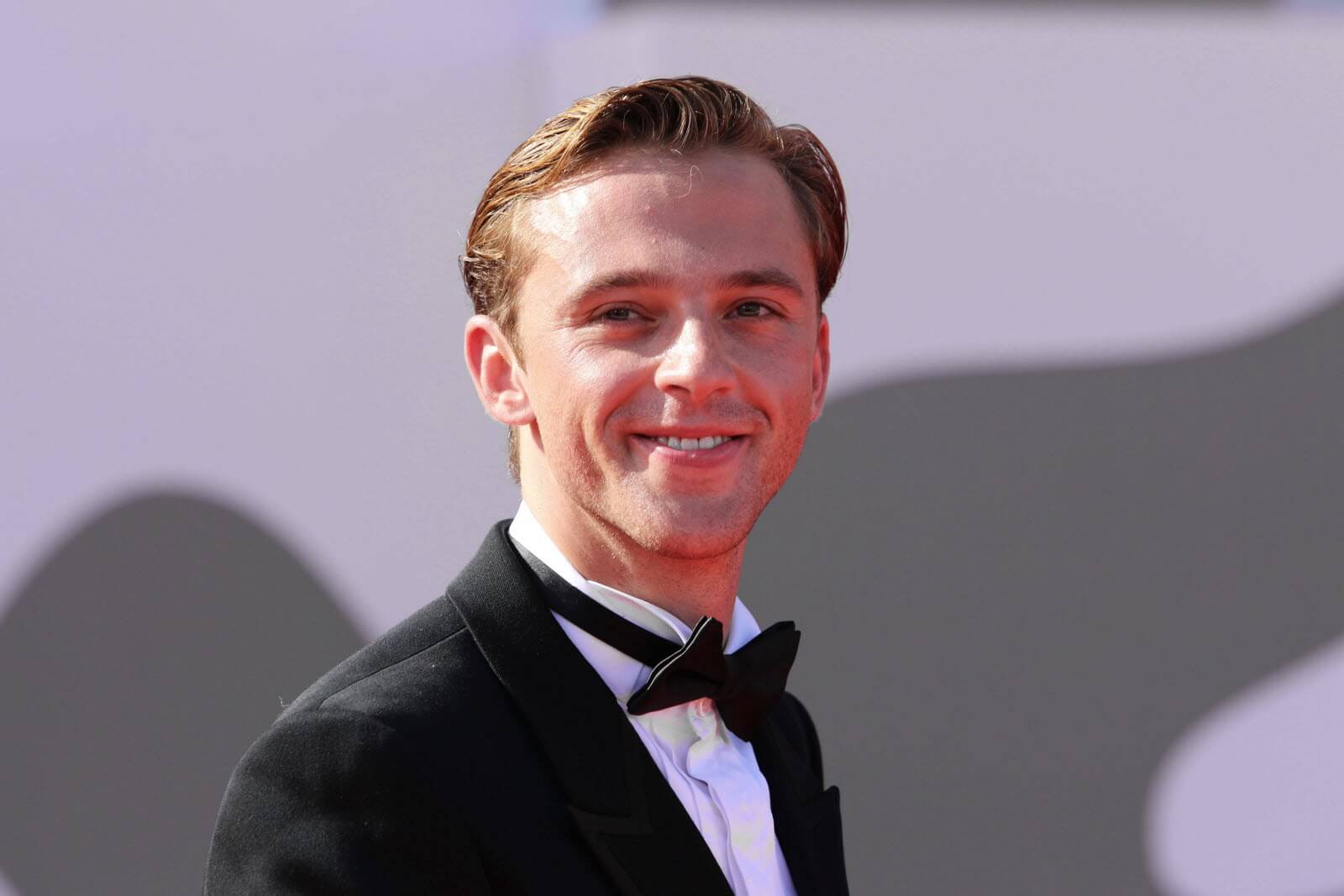Benjamin Voisin dans la peau de Johnny Hallyday : un premier cliché dévoilé, les internautes divisés