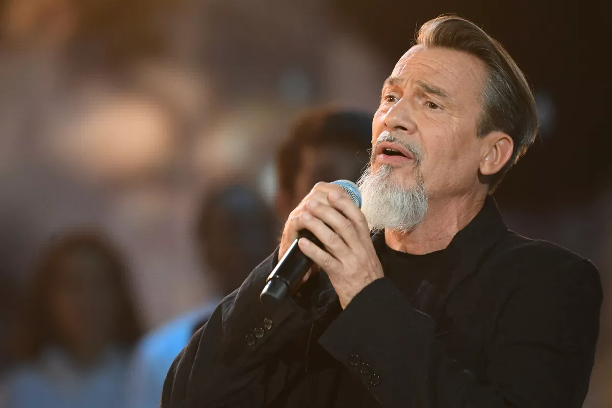 "Je retourne faire mes contrôles" : Florent Pagny en rémission de son cancer, il reste positif
