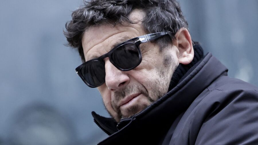 Affaire Patrick Bruel : un rassemblement devant son domicile appelle au boycott du chanteur
