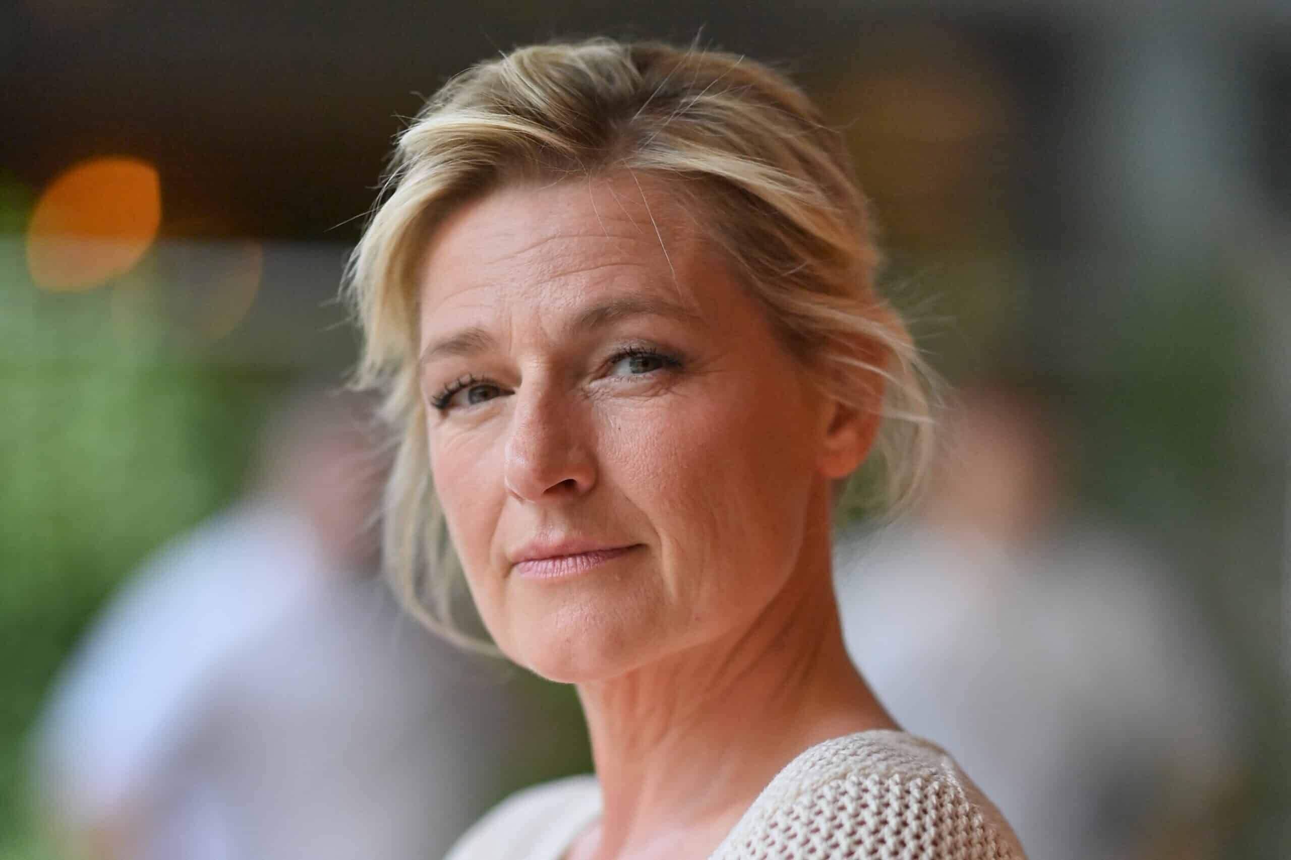 C à vous : Anne-Élisabeth Lemoine sur le départ ? Cette proposition qui la ferait hésiter...