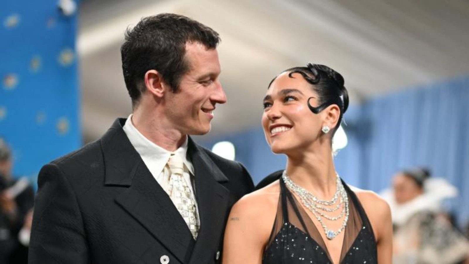 Le mariage sicilien de Dua Lipa divise : entre retombées économiques et colère des riverains