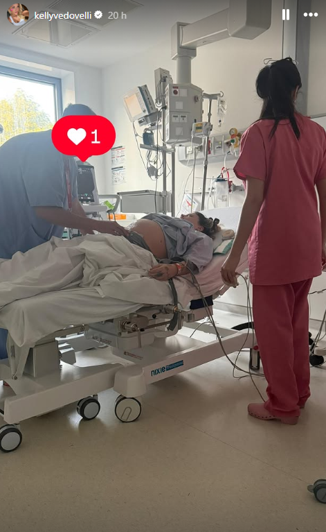 "Moi je ne dors pas" : Kelly Vedovelli partage une photo du futur papa de ses jumelles avant l’accouchement
