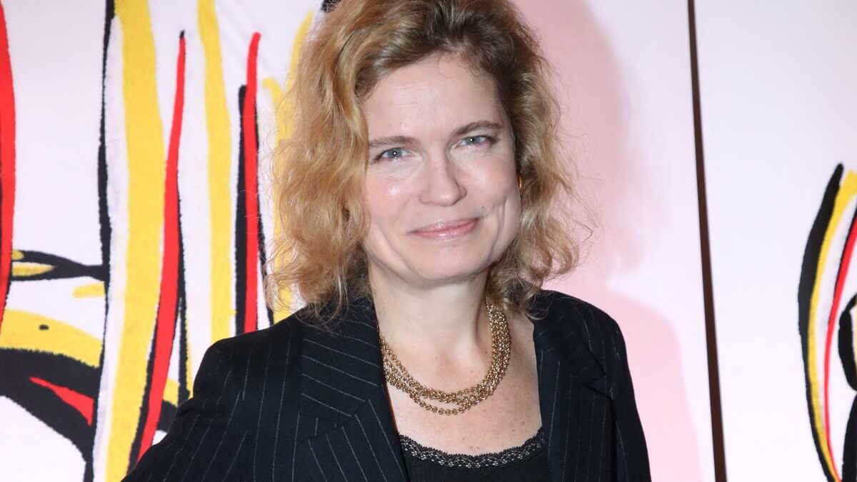 C à vous : Sarah Biasini mal à l’aise face aux questions sur Romy Schneider et Alain Delon