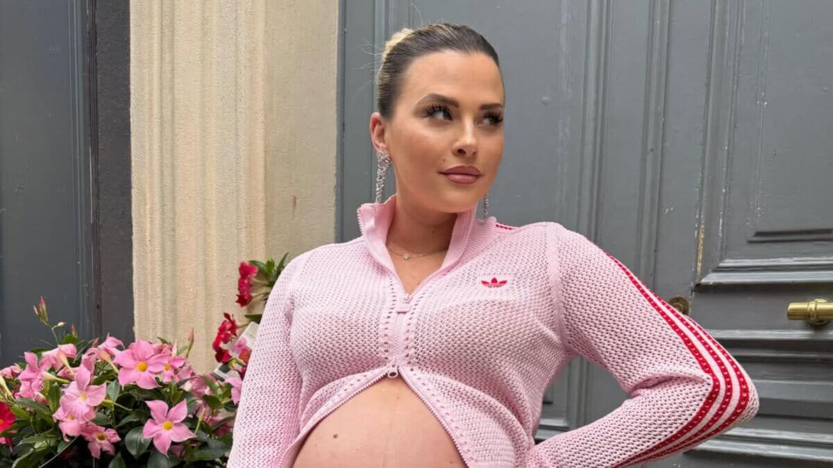 "Moi je ne dors pas" : Kelly Vedovelli partage une photo du futur papa de ses jumelles avant l’accouchement