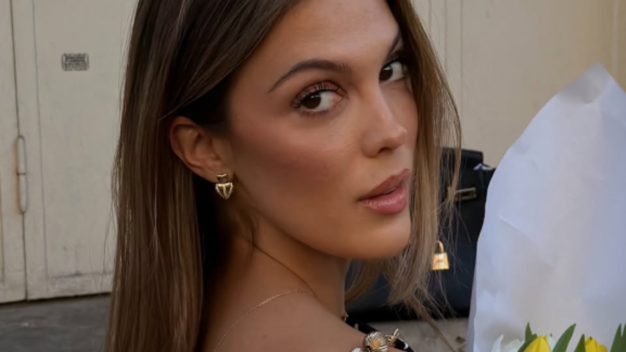 Iris Mittenaere en vacances : elle joue les sirènes et enflamme la Toile
