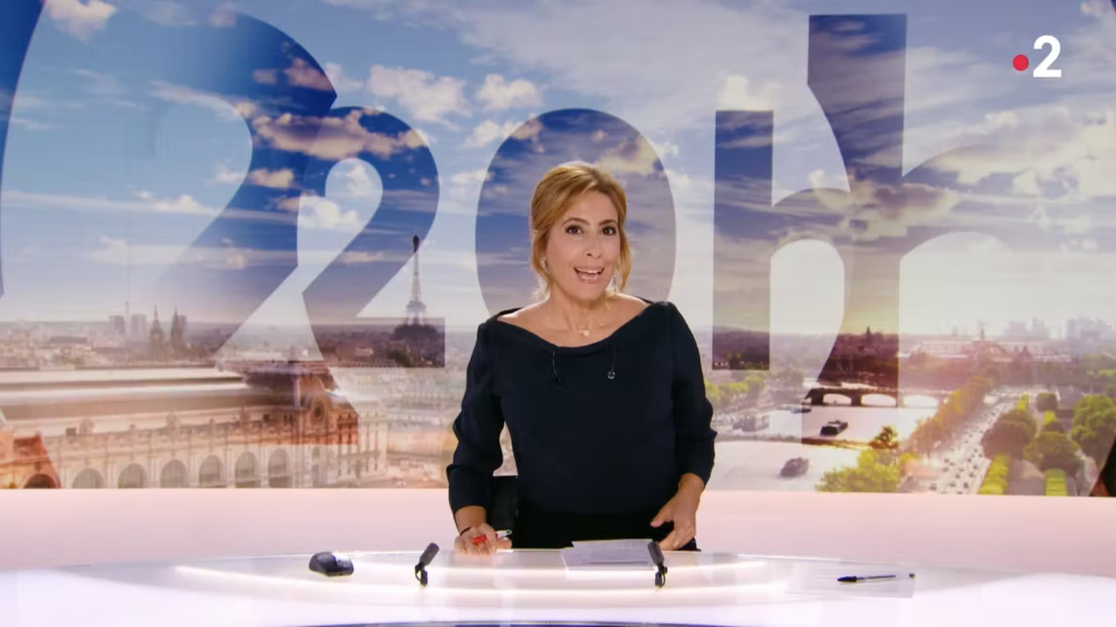Léa Salamé pas assez en jupe lors du JT ? Elle répond à la remarque lunaire d’un internaute