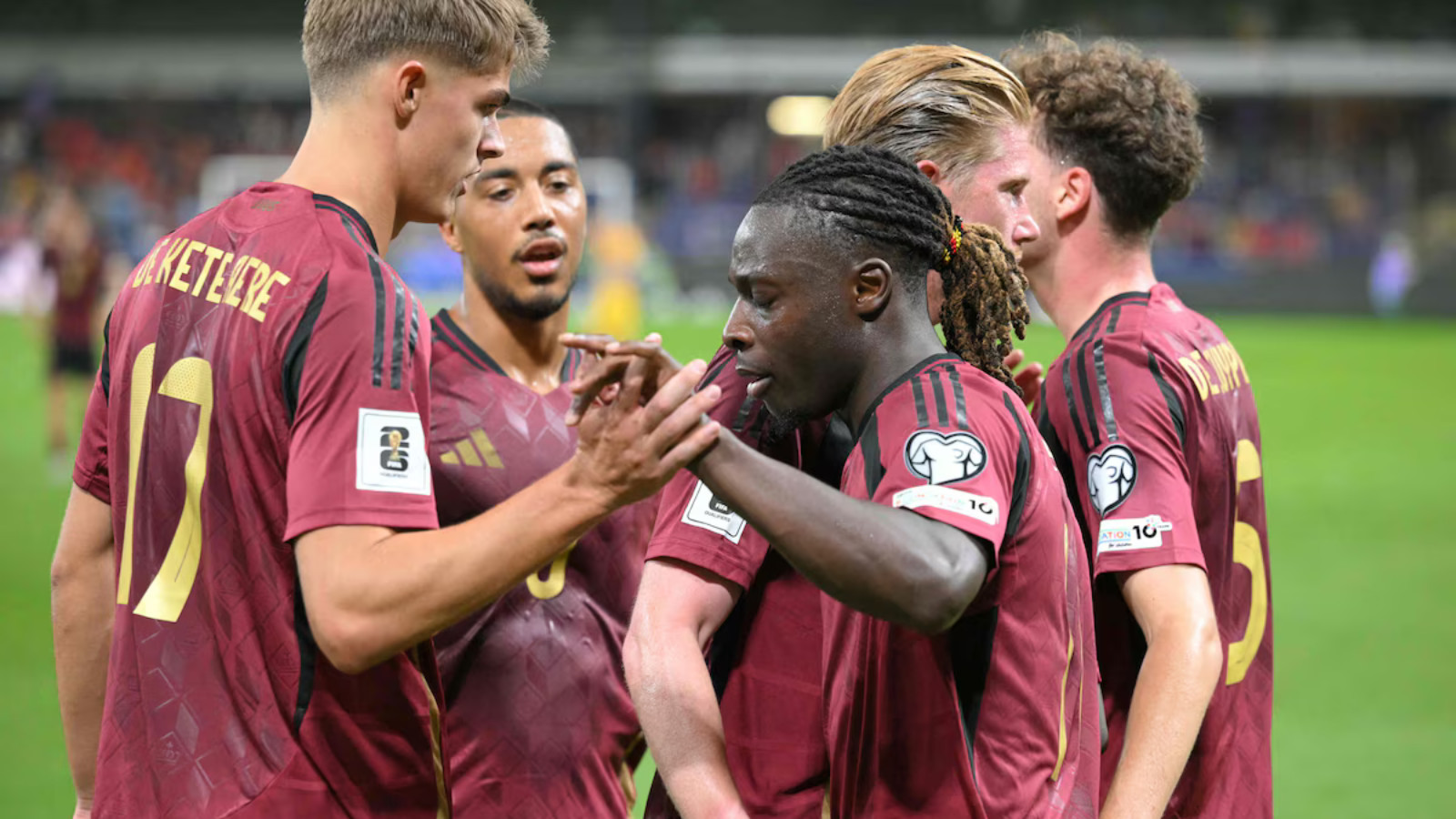 Cette influenceuse avec un maillot de foot belge dans les tribunes relance les rumeurs de couple