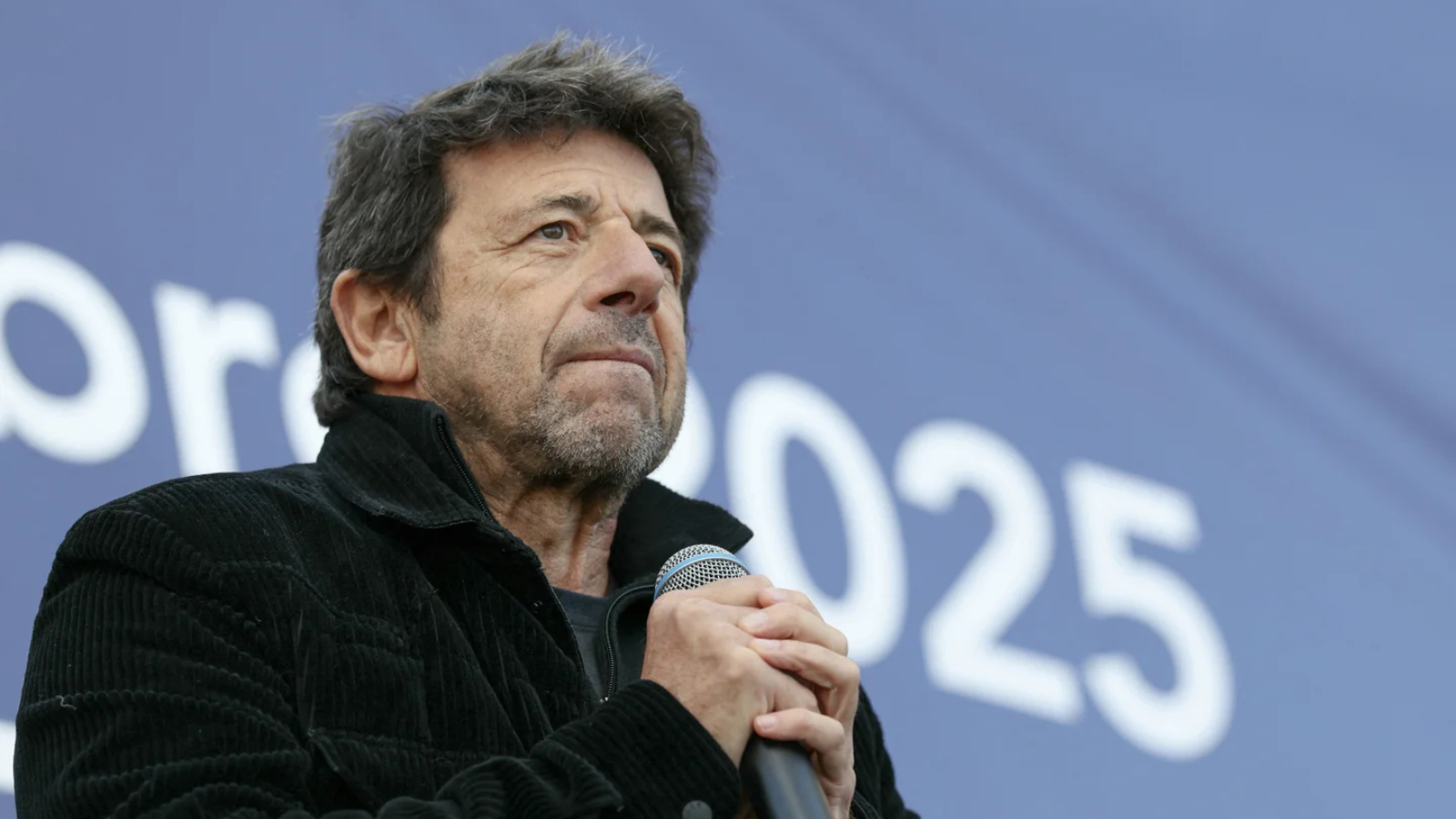 Une dalle en hommage à Patrick Bruel vandalisée à Liège : l’impopularité du chanteur continue de croître
