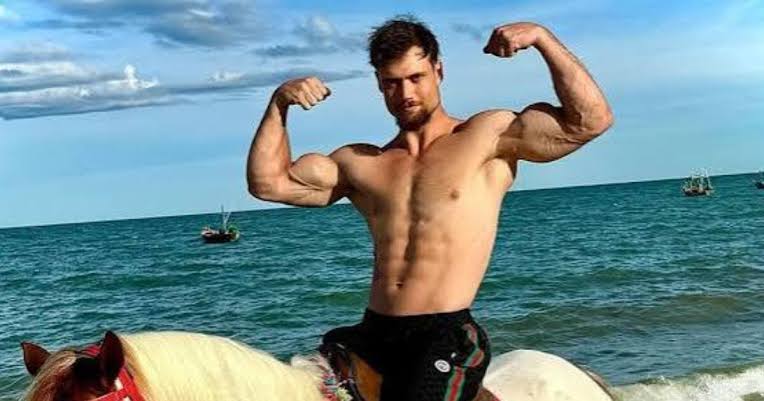 Mort de l'influenceur Connor Murphy, Tibo InShape réagit à la triste nouvelle : "Ne prenez pas de drogue"
