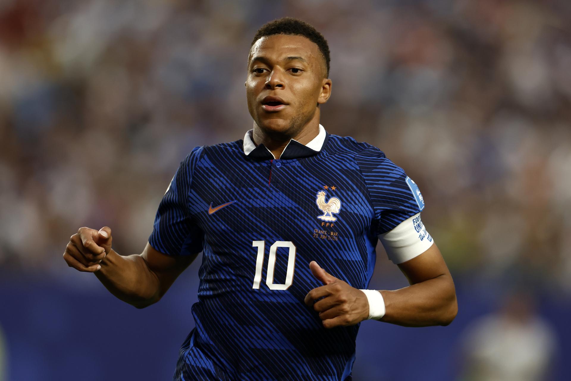 Kylian Mbappé et sa mère Fayza Lamari réunis avec Ester Expósito lors d'un moment complice à Paris