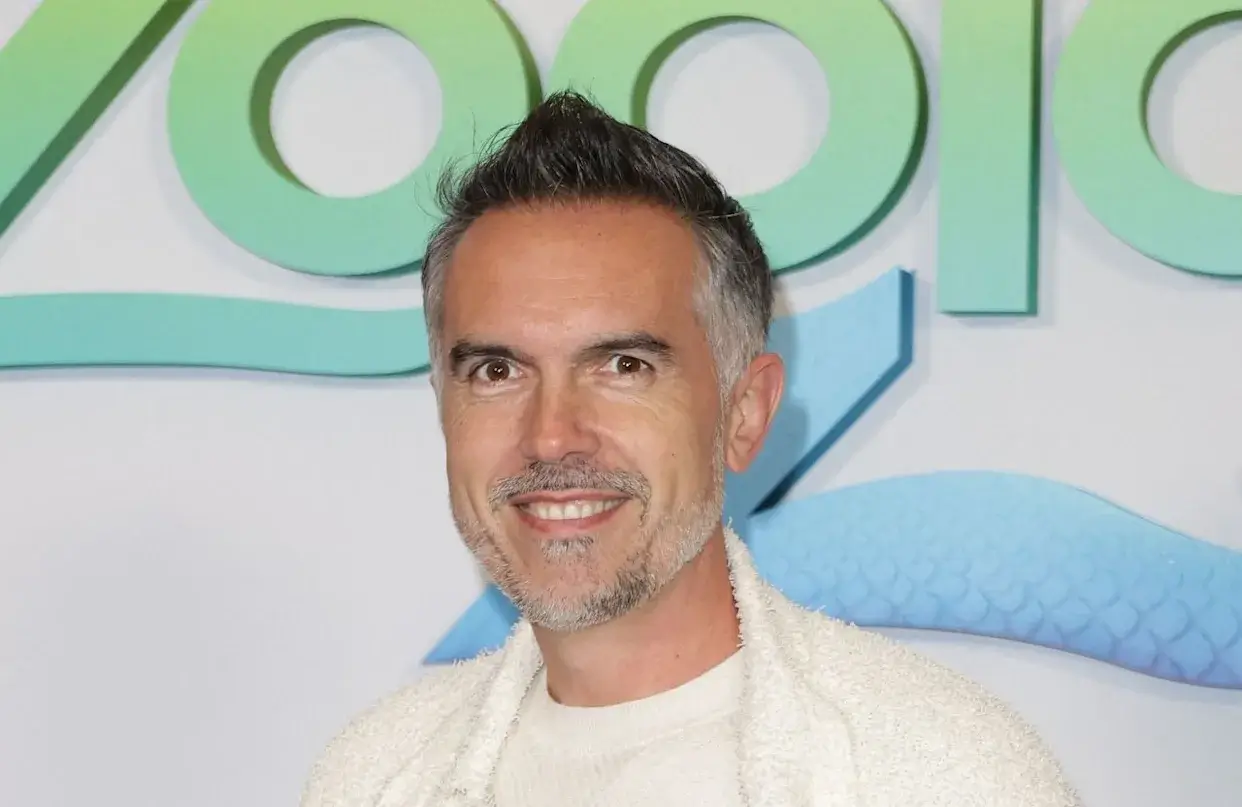 Après sa séparation avec Faustine Bollaert, Maxime Chattam officialise sa nouvelle histoire d’amour