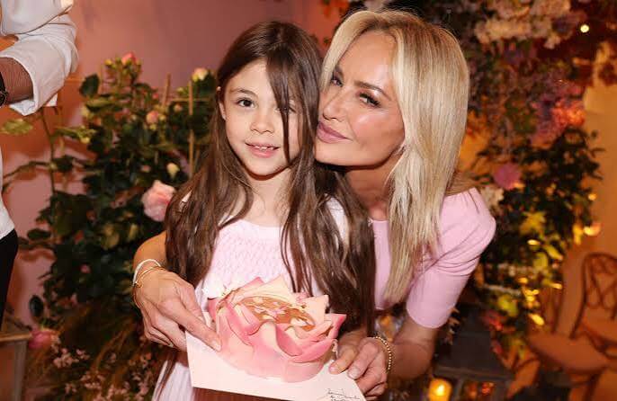 Adriana Karembeu partage les photos de ses vacances au "paradis" avec sa fille
