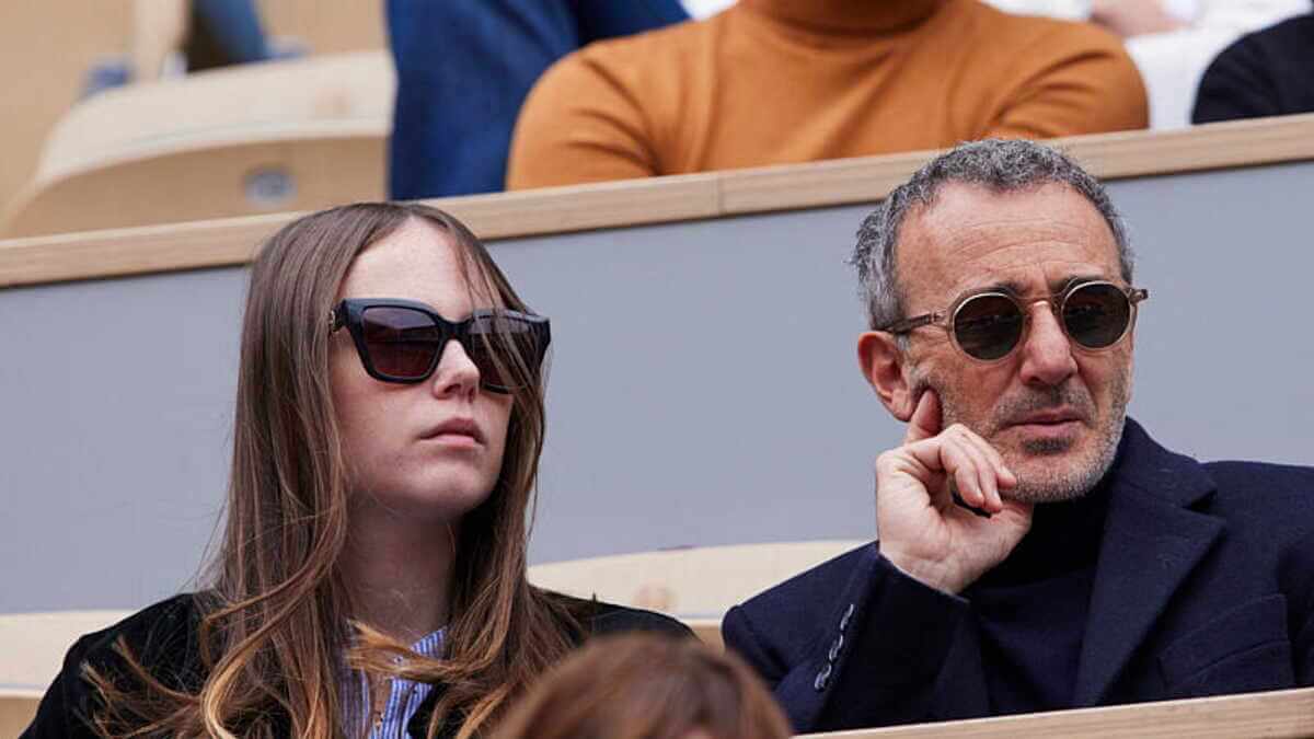 Élie Semoun jeune papa : qui est Aude Fraineau, sa discrète compagne de 27 ans ?