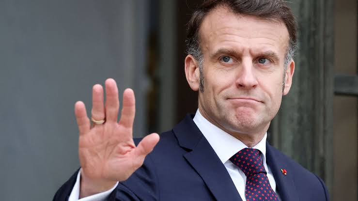 Emmanuel Macron en jet-ski : sa photo de vacances fait vivement réagir les internautes