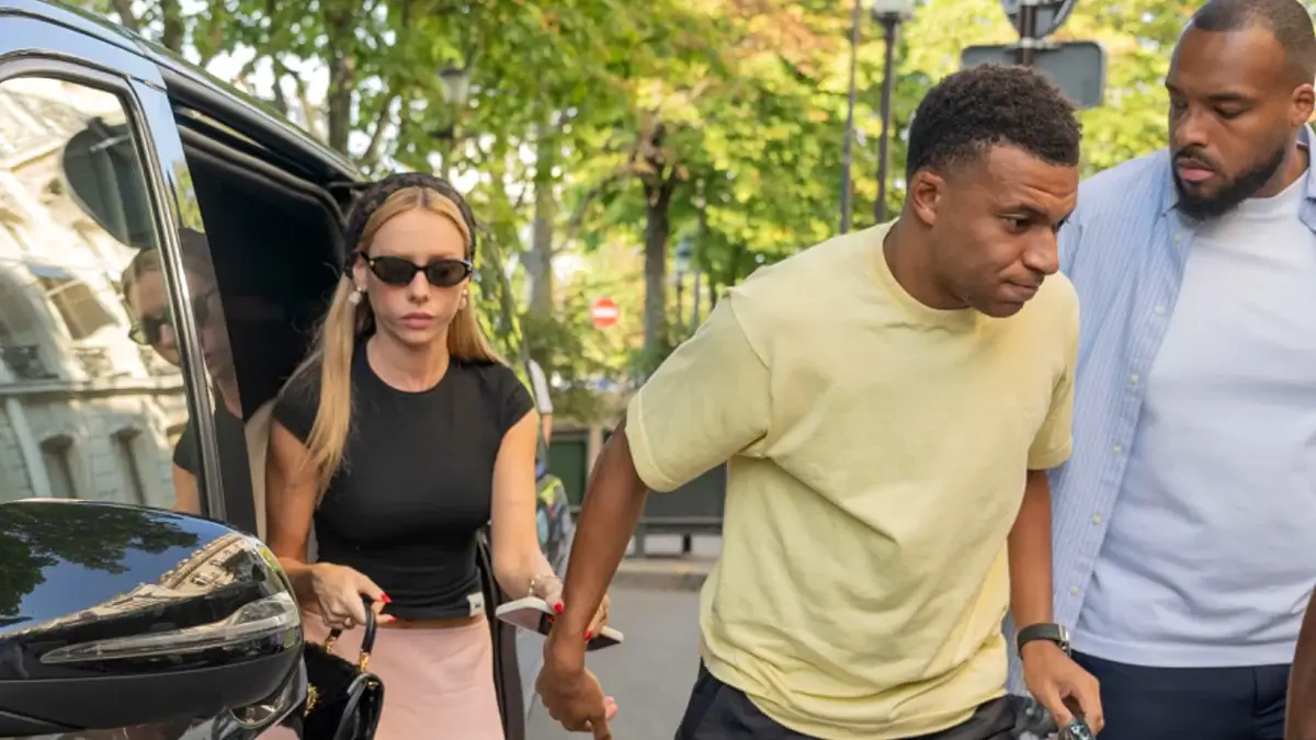Kylian Mbappé et Esther Exposito bientôt mariés ? Le footballeur dans l'embarras...