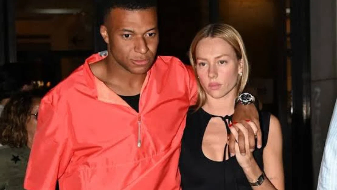 Kylian Mbappé et Ester Exposito à Ibiza : baisers fougueux, câlins… Ils s'affichent plus amoureux que jamais
