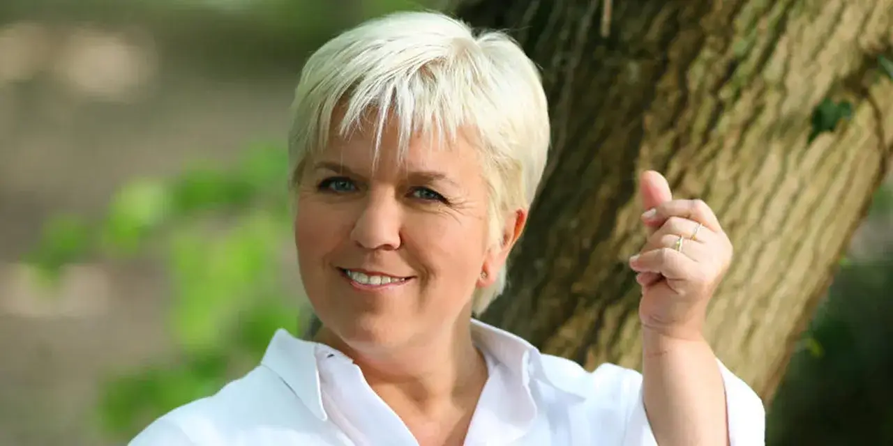 Mimie Mathy accepte "de montrer sa nouvelle dépendance" : les premières images de la comédienne dans "Sept à Huit"