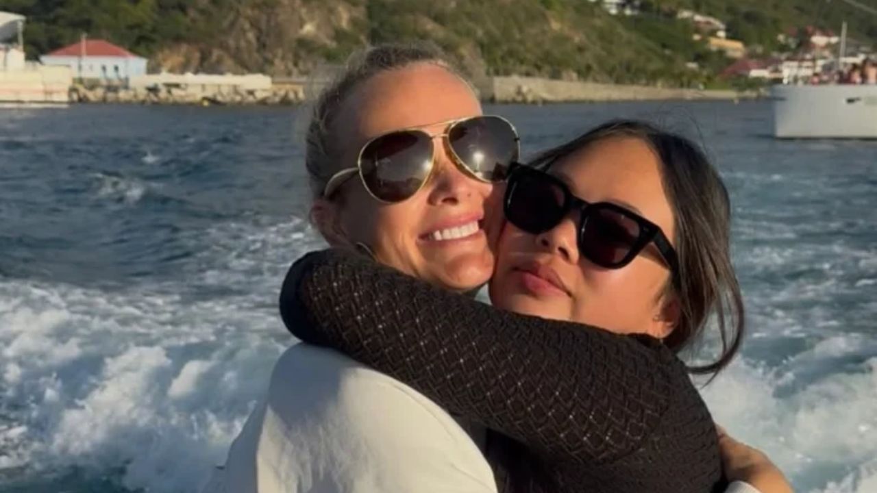 Laeticia Hallyday de retour à Paris : sortie remarquée avec sa fille Joy