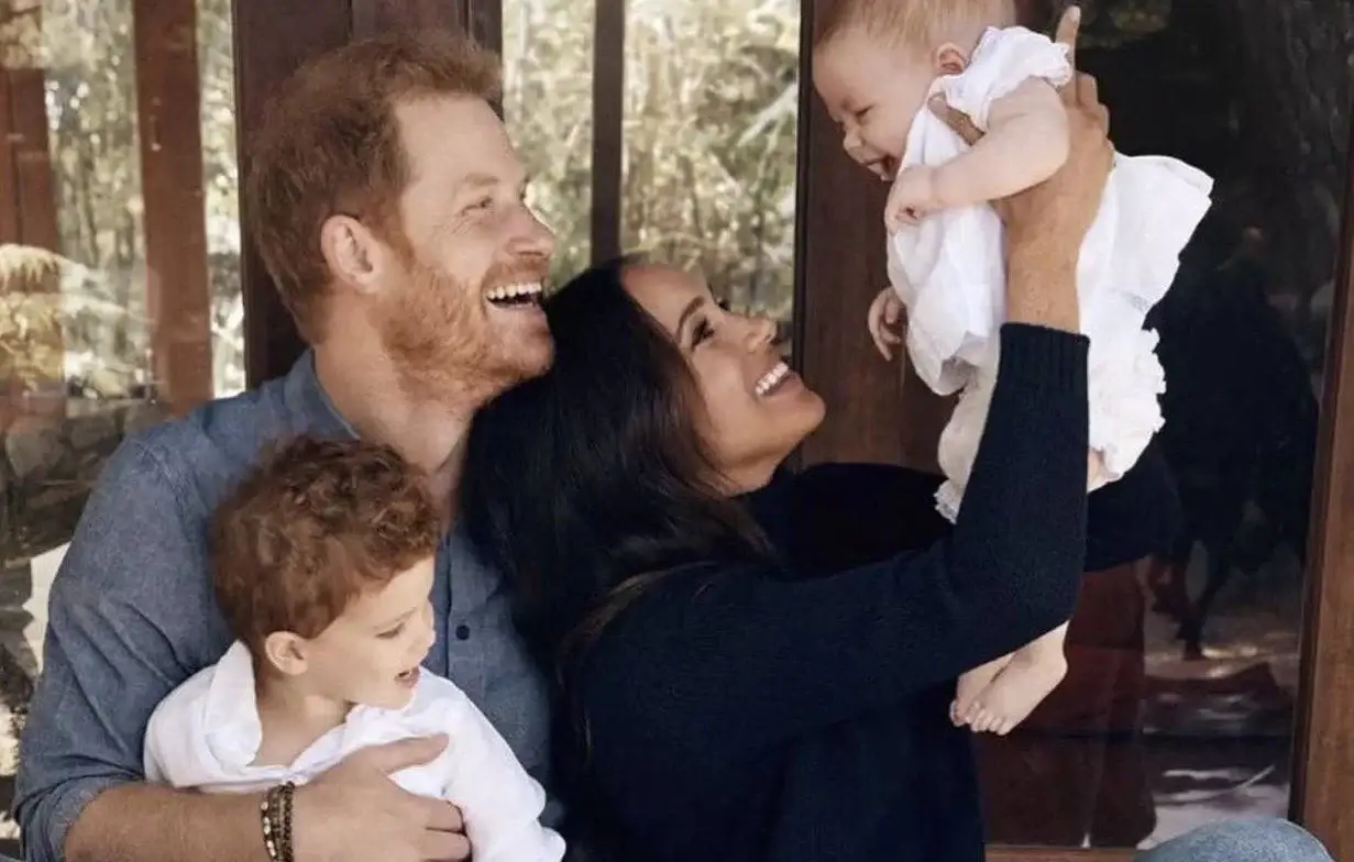 Archie et Lilibet changent déjà d’école : pourquoi le choix du prince Harry et de Meghan Markle interroge 